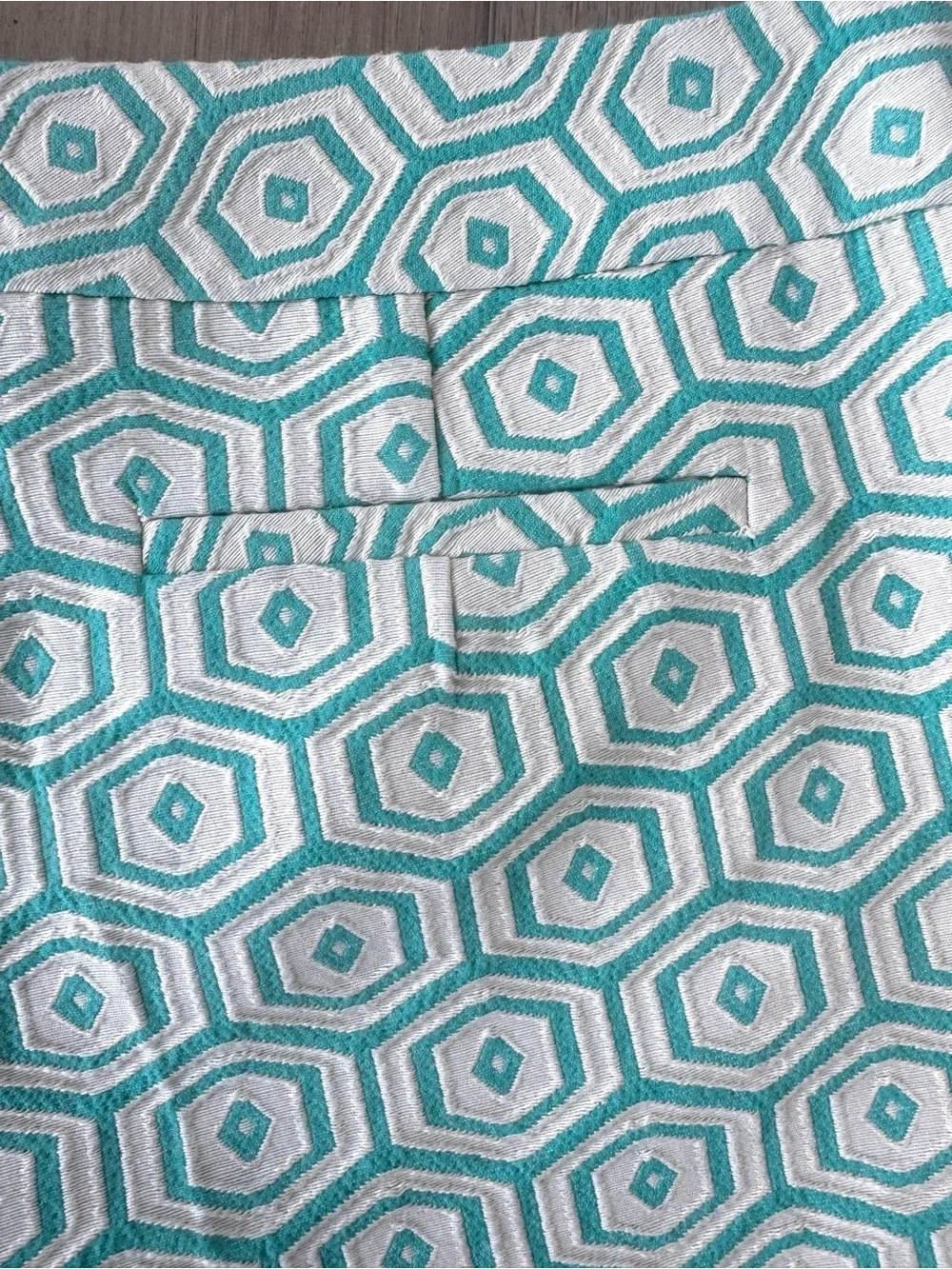 Trina Turk Aqua Geometric Jacquard Tailored Shorts Size 8 EUC Coastal Preppy